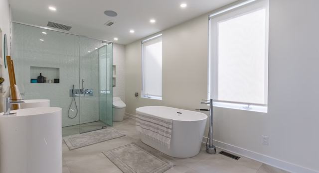 Bathroom, real estate photography by SharpShot Media, Montréal