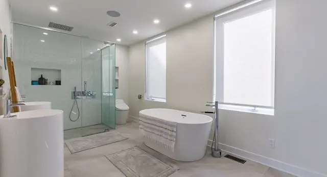 Salle de bain, photographie immobilière par SharpShot Media, Montréal