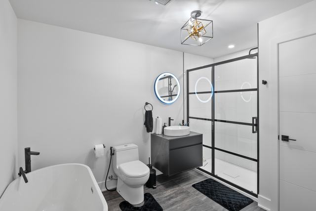Bathroom, real estate photography by SharpShot Media, Montréal