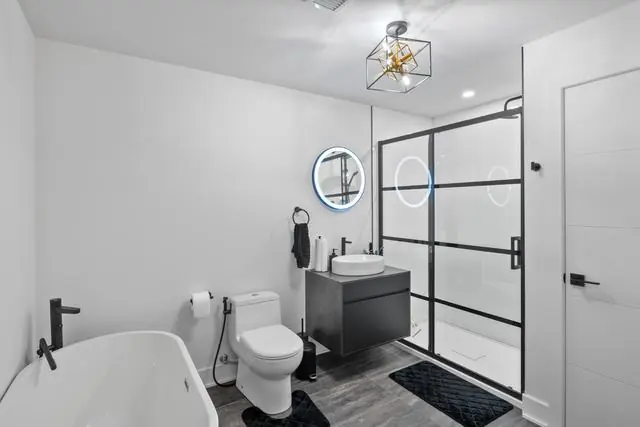 Salle de bain, photographie immobilière par SharpShot Media, Montréal