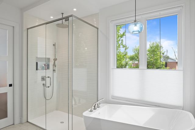 Bathroom, real estate photography by SharpShot Media, Montréal