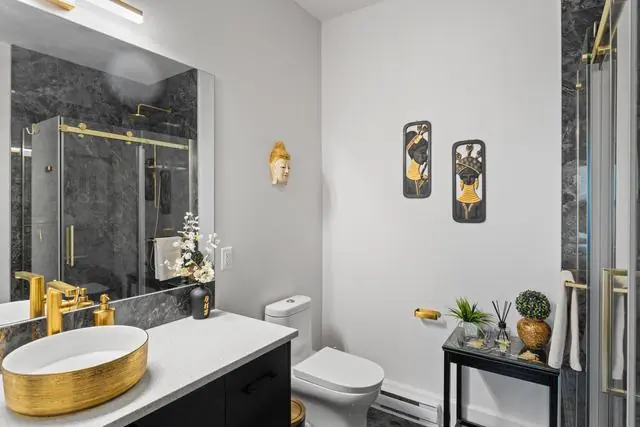 Salle de bain attenante, photographie immobilière par SharpShot Media, Montréal