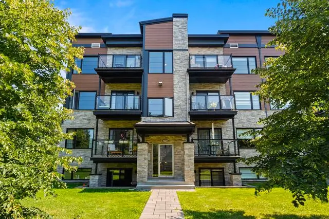 Façade, photographie immobilière par SharpShot Media, Montréal