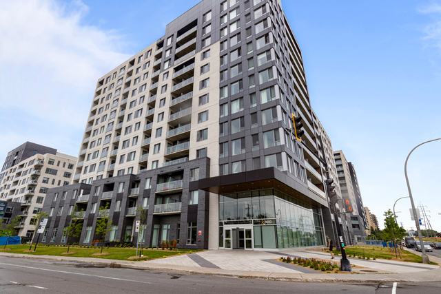 Frontage, real estate photography by SharpShot Media, Montréal