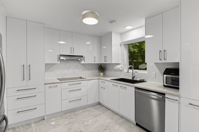 Kitchen, real estate photography by SharpShot Media, Montréal