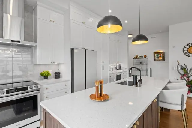 Cuisine, photographie immobilière par SharpShot Media, Montréal