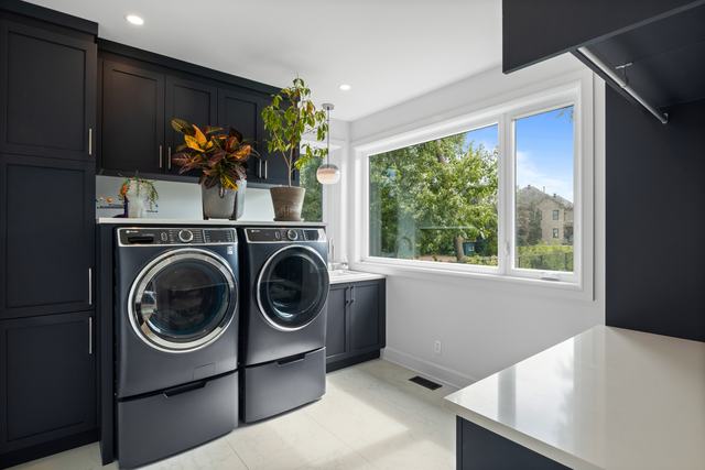 Laundry, real estate photography by SharpShot Media, Montréal