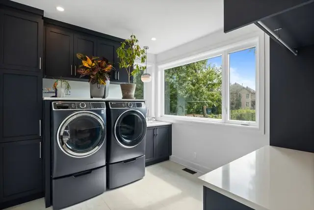 Salle de lavage, photographie immobilière par SharpShot Media, Montréal