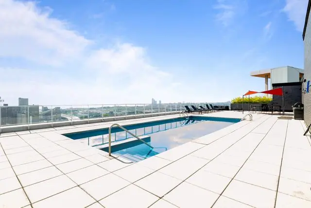 Piscine sur le toit, photographie immobilière par SharpShot Media, Montréal