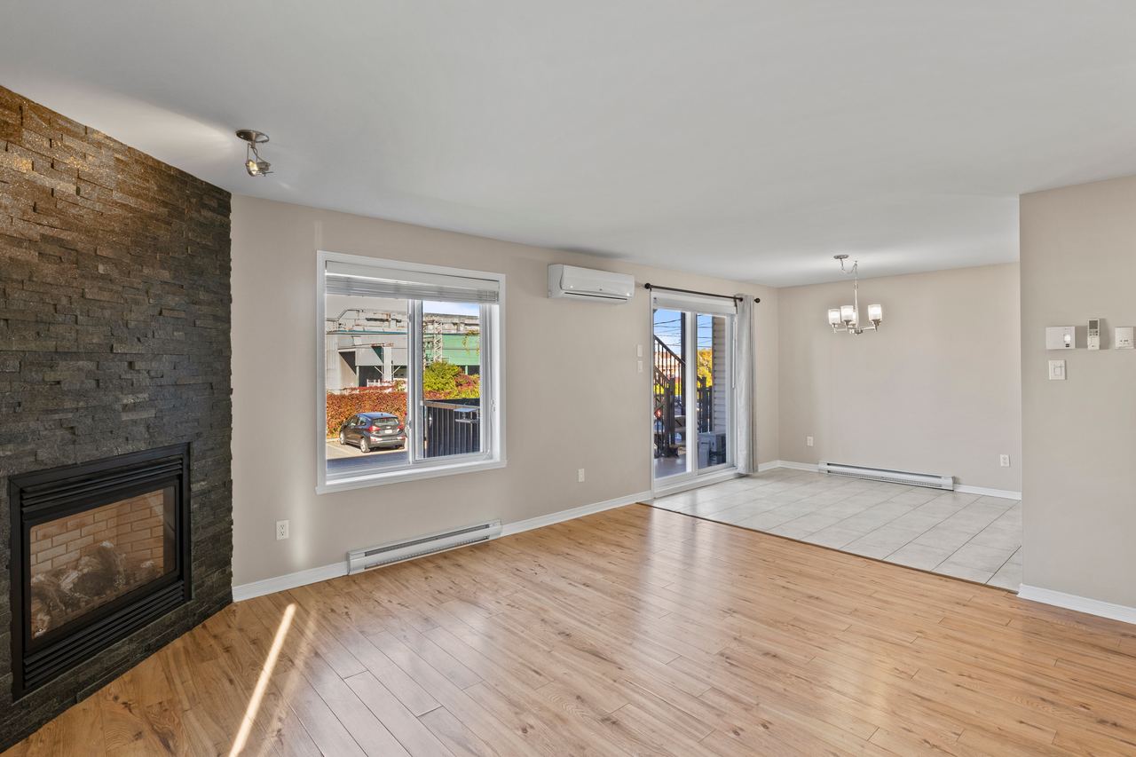 Living room before virtual staging