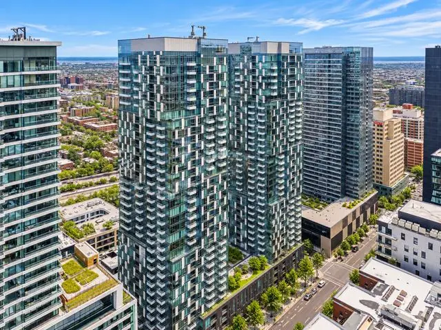 Tours, photographie immobilière par SharpShot Media, Montréal