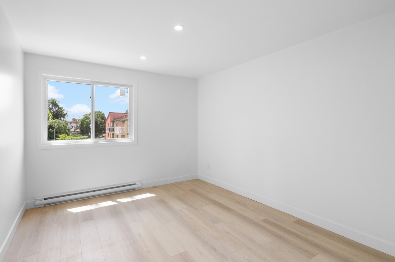 Bedroom before virtual staging
