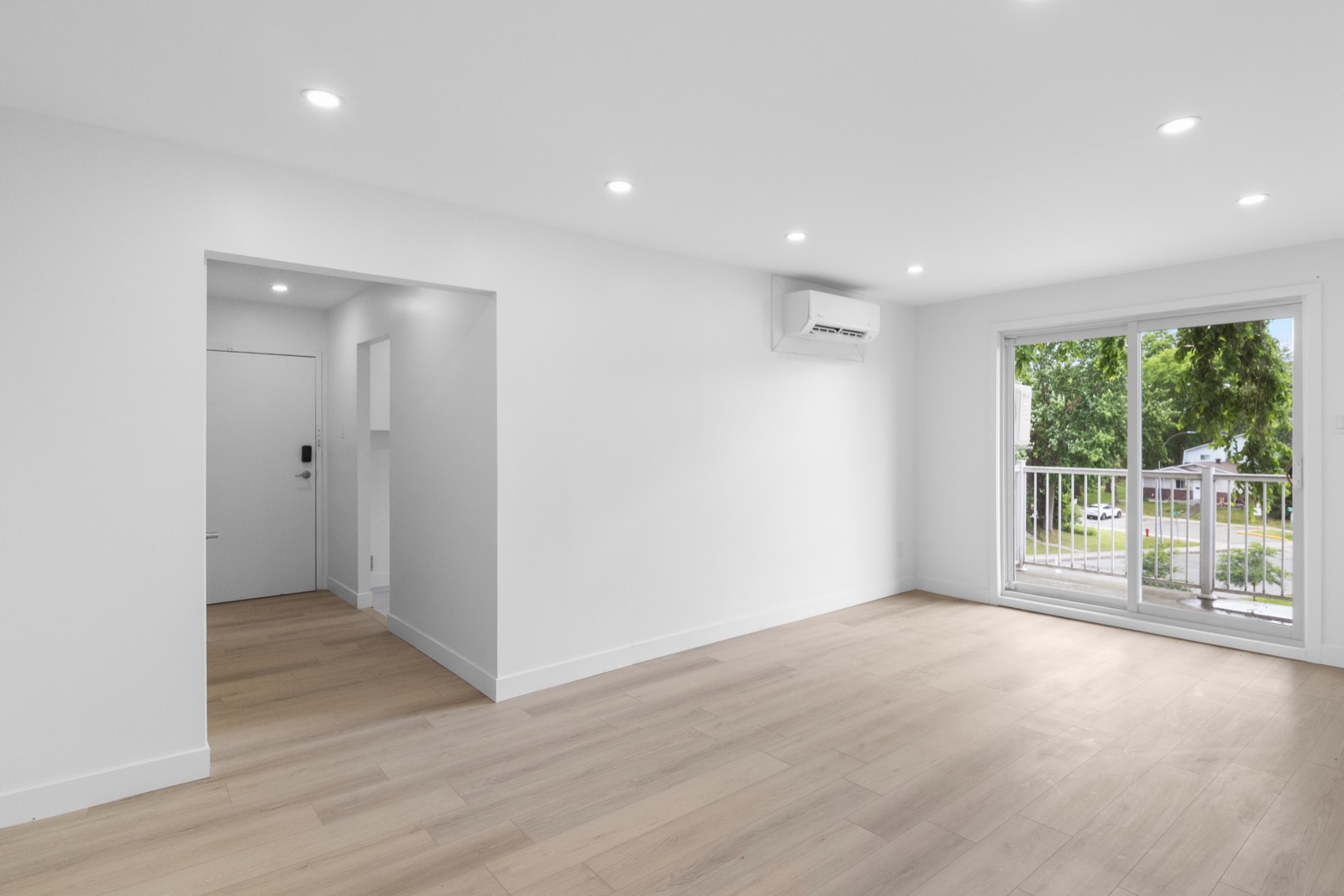 Living room before virtual staging